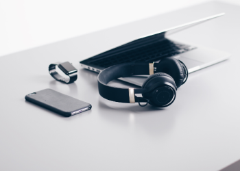 The Pros and Cons of Buying Electronics Online vs In-Store